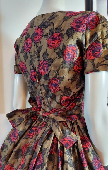 SOLD🌺 Vintage 50s cotton rose print dress pleated full skirt and tie waist - Picture 6 of 10